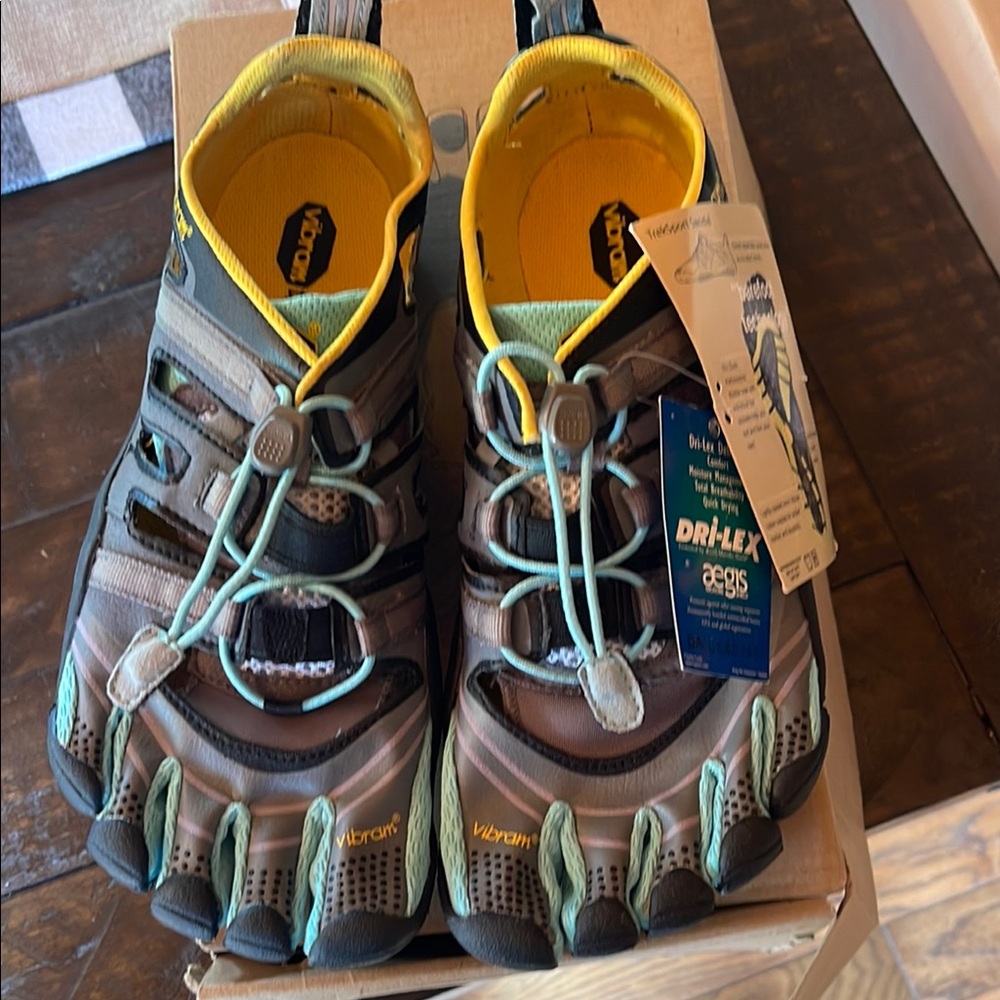 Vibram five finger toe shoes size 42. NIB